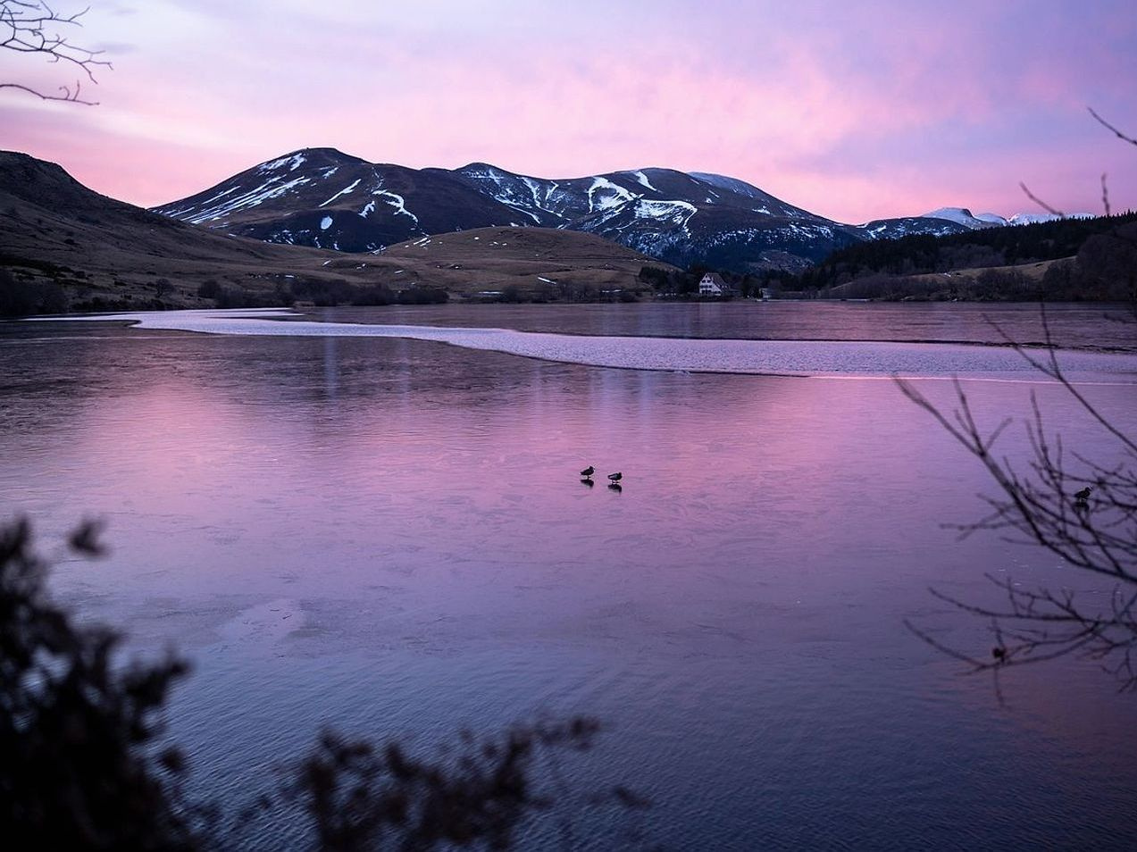 Espesor del hielo en el lago de montaña al amanecer