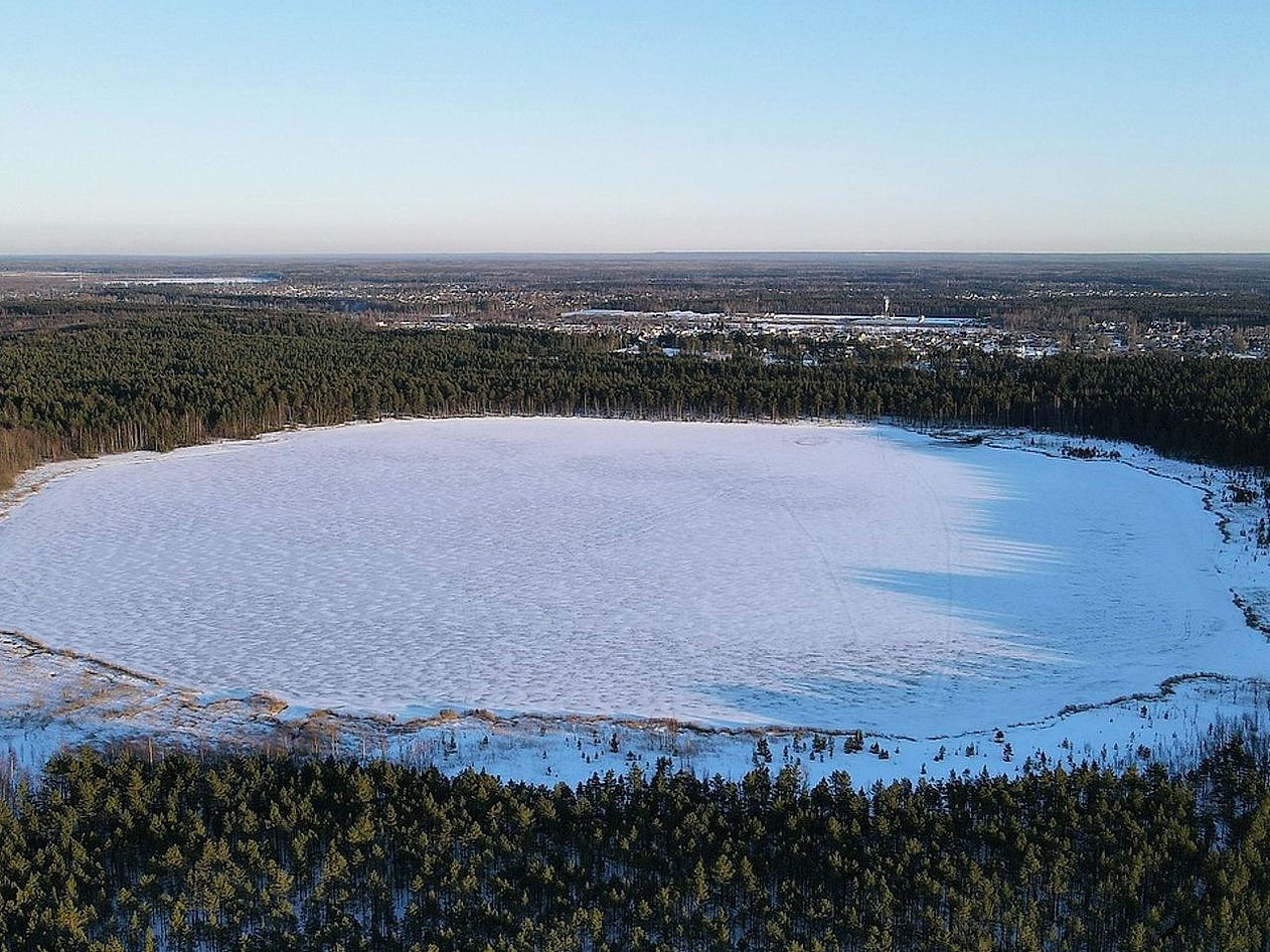 Cabaña en el bosque rodeada de nieve en invierno